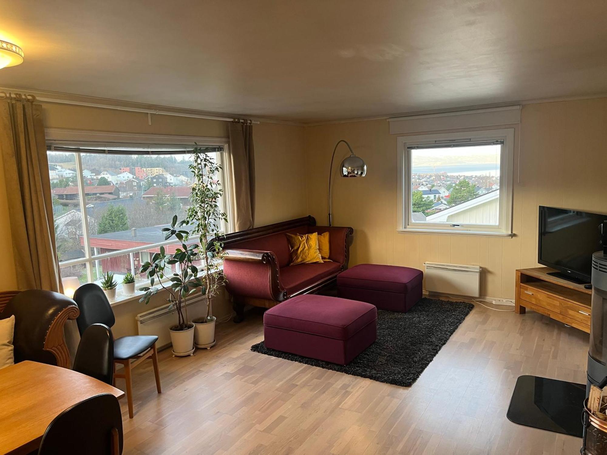 Cozy With A Fireplace, Well Connected To Bus, Quiet And View Over The Fjord Appartamento